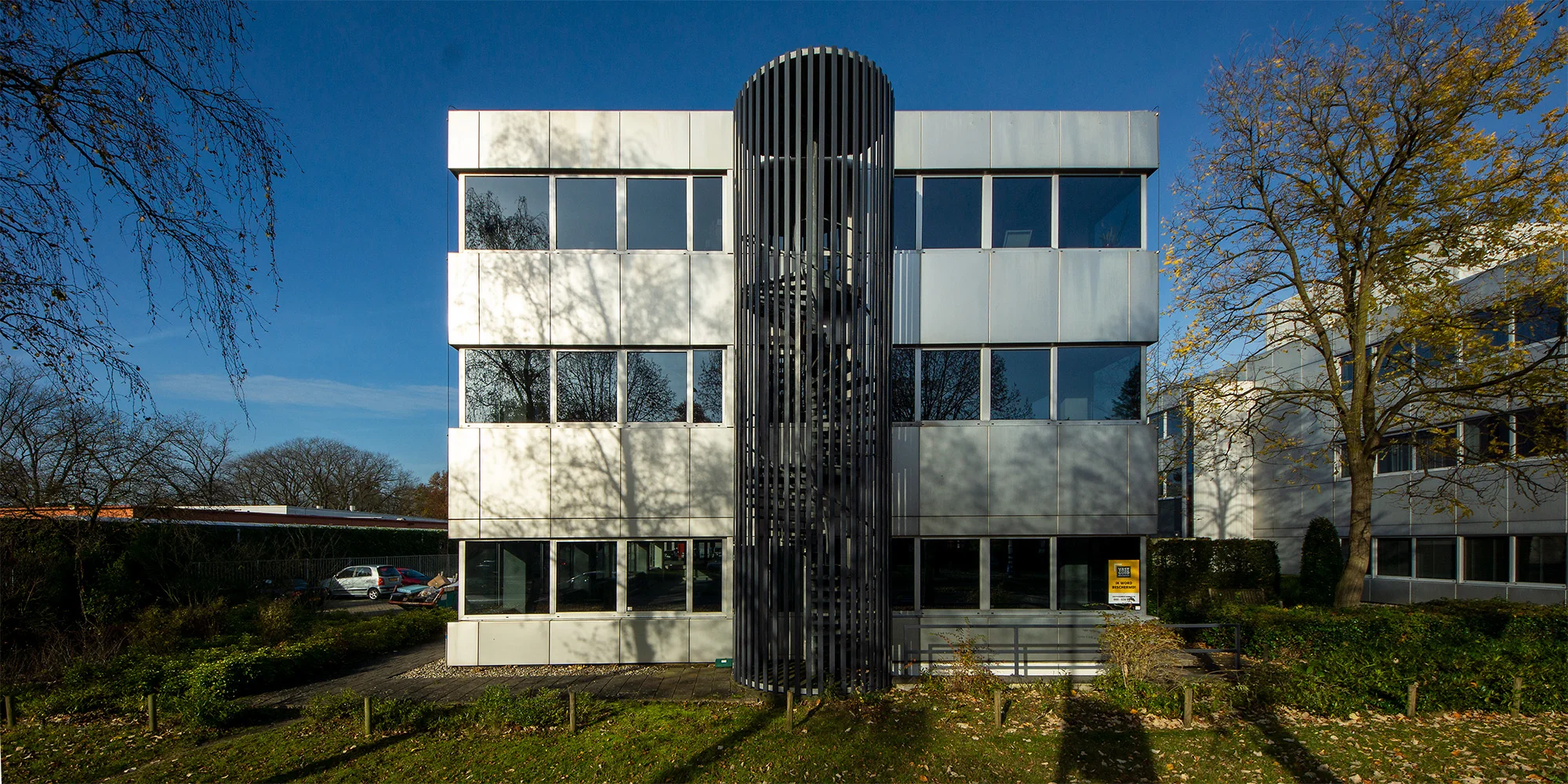 Modern kantoorgebouw aan de Huis-ter-Heideweg met opvallende buitentrap in metalen constructie.